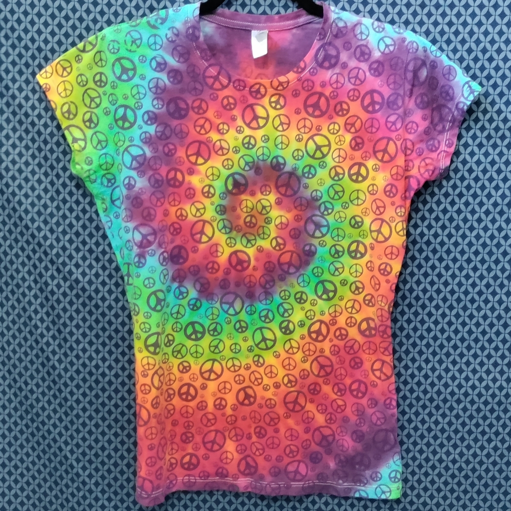 Pima Apparel - Womens short sleeve tiedye top with purple peace signs. Size- XL